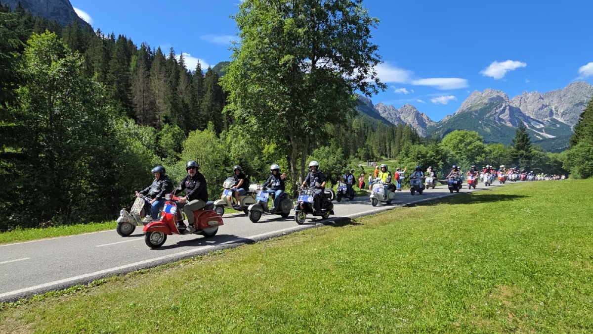 Sappada invasa dalle Vespa: 280 appassionati da tutta Europa per il raduno dolomitico - 