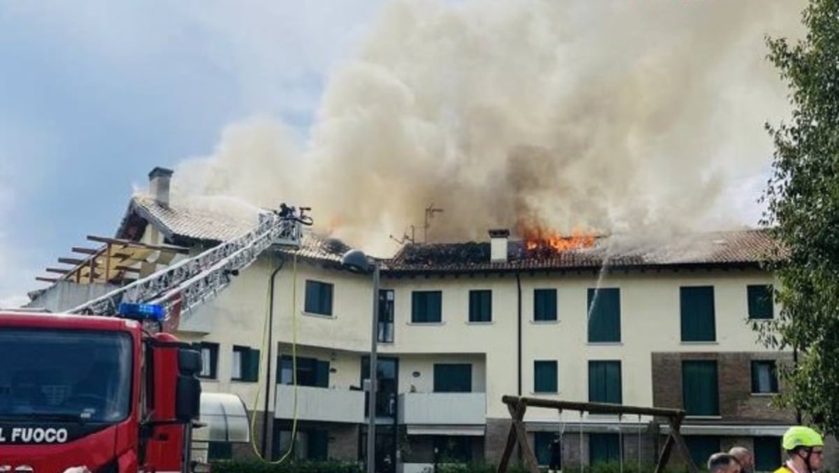 Incendio sul tetto di una casa a Gaiarine: intossicato un Vigile del Fuoco - 