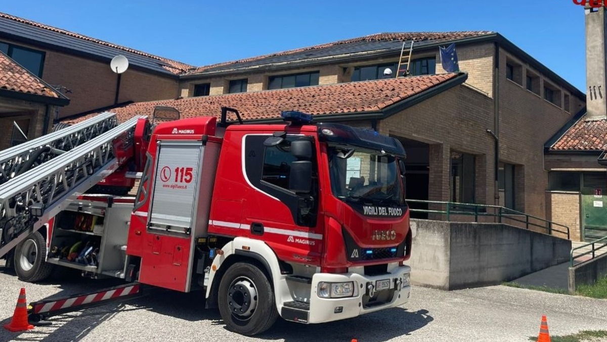 Fiamme sul tetto della scuola media: brucia l’impianto fotovoltaico - 