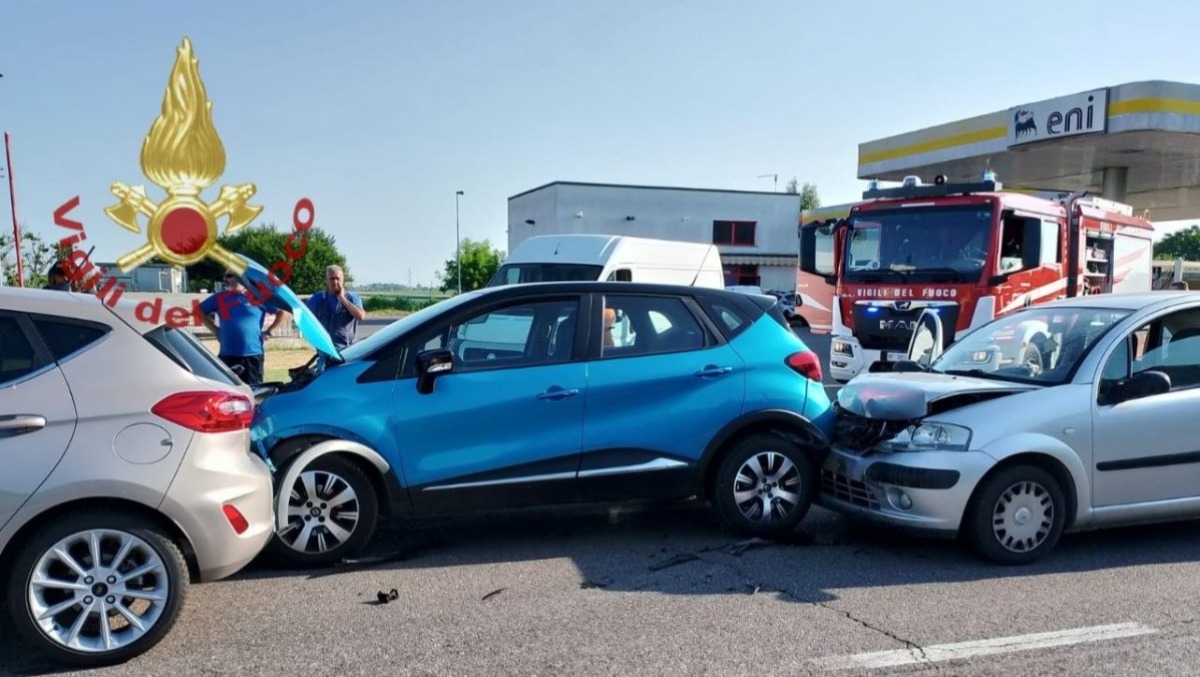 Maxi incidente tra quattro auto a Mardimago: tre feriti trasportati in ospedale - 