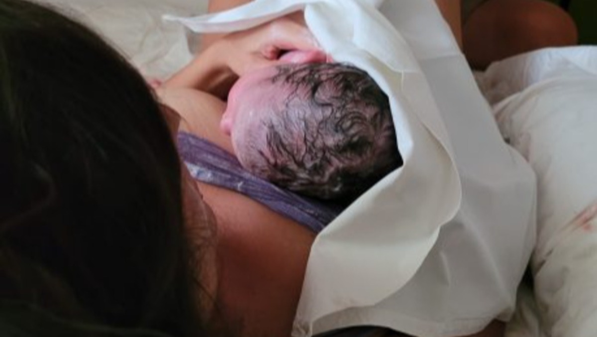 Neonata morta dopo il parto in casa: la Procura indaga su due ostetriche - 