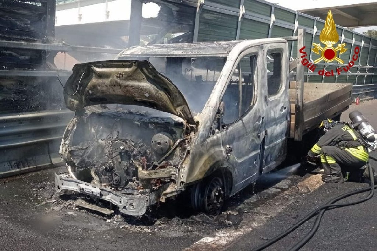 Autocarro in fiamme sulla A4: paura tra Palmanova e San Giorgio di Nogaro - 