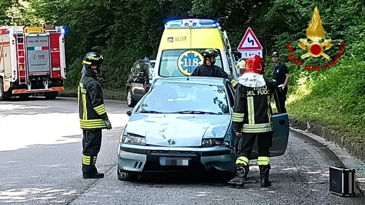 Roana, auto capovolta in via Lazzaretto: ferito il conducente - 