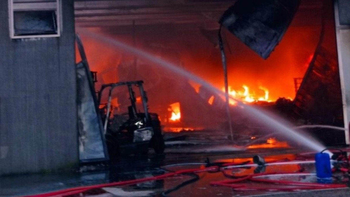 Incendio in uno stabilimento di logistica a Concordia: maxi intervento dei pompieri  - 