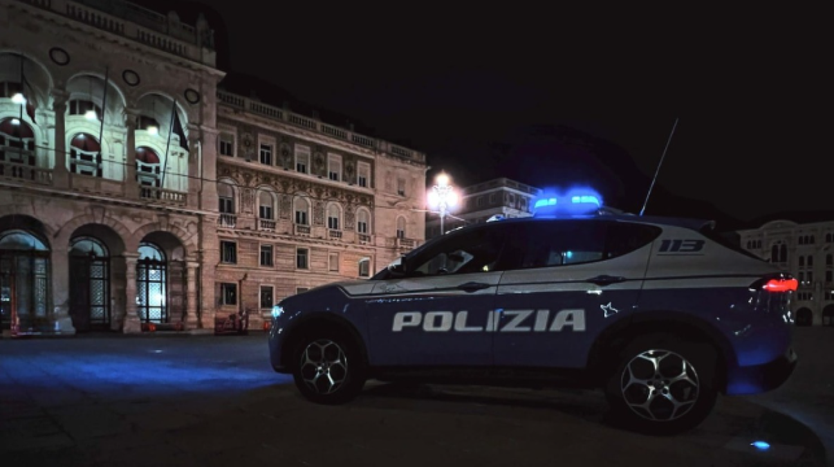 Mazze, tubi e coltello dopo la rissa: blitz della Polizia contro un gruppo di giovani - 