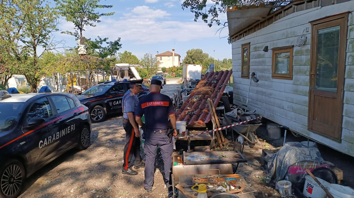 Discarica abusiva nel Trevigiano, sigilli a un terreno di Breda di Piave: trovati batterie, carcasse e motori - 