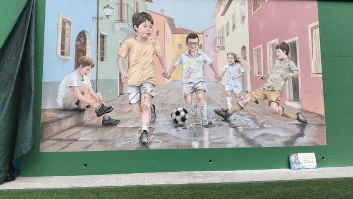 Un murale per Giovanni, il bimbo ucciso dalla madre: il ricordo nel campo dove giocava - 