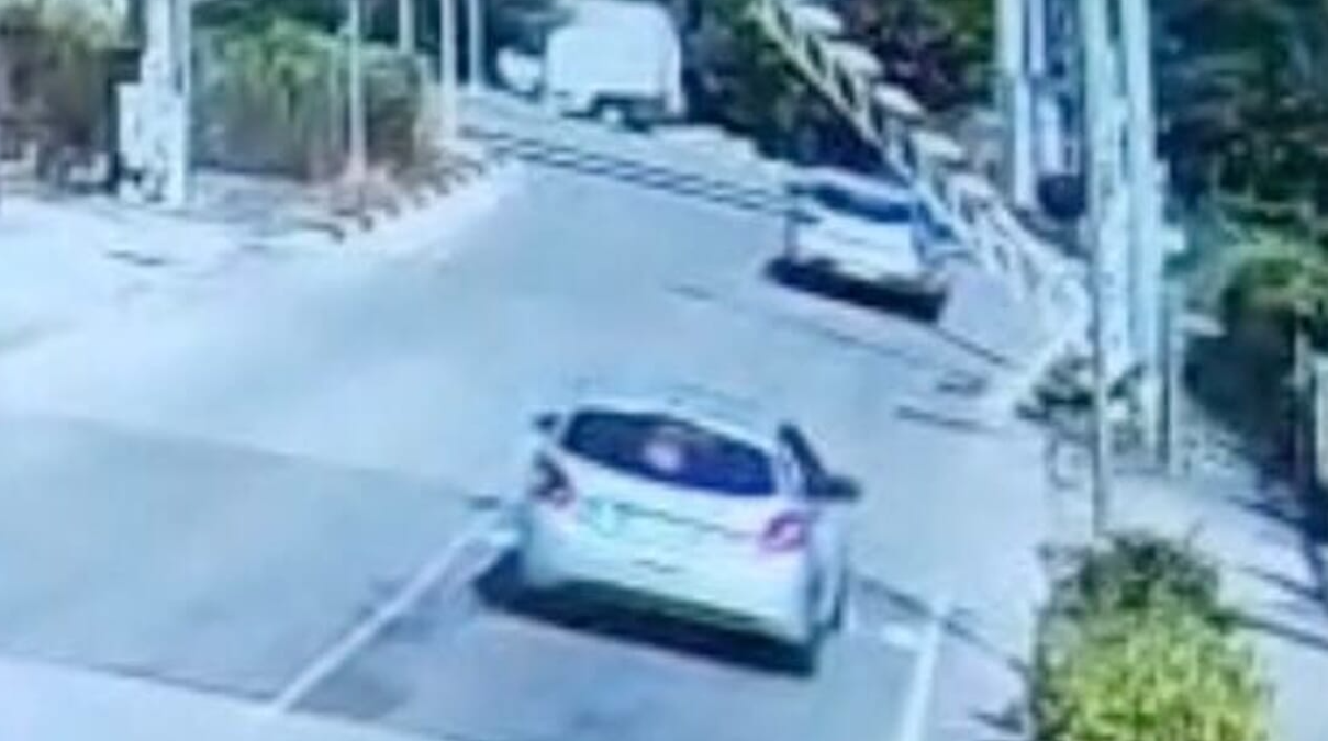 Neopatentata intrappolata sui binari con due treni in arrivo: tragedia sfiorata | VIDEO - 