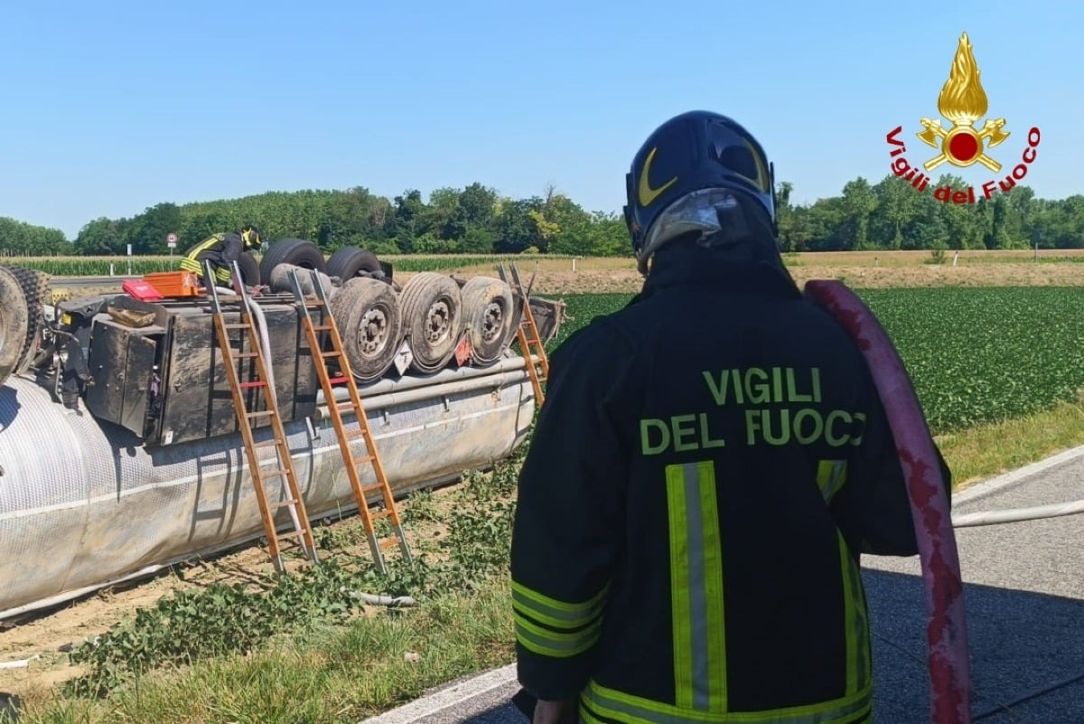 Ruda, autocisterna fuori strada sulla SR 351: viabilità bloccata per il recupero del carico - 