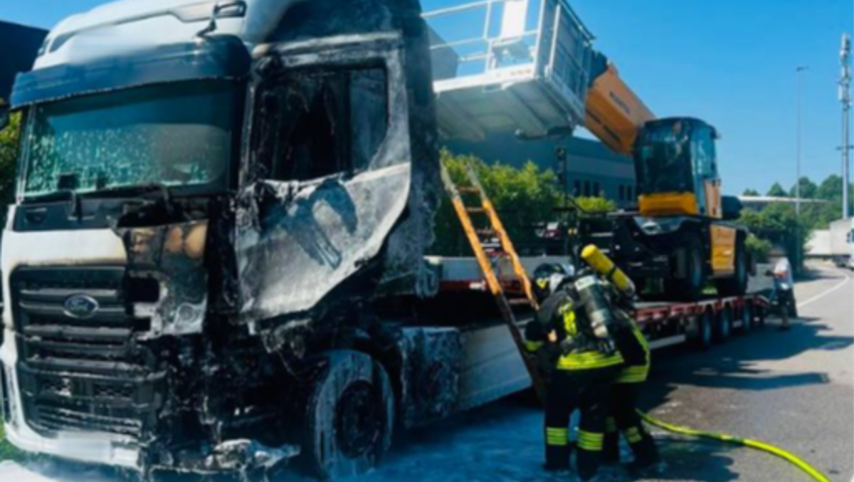 Oderzo, rogo su un camion lungo la SP49: conducente fuori dal mezzo prima che la cabina venisse avvolta dalle fiamme - 