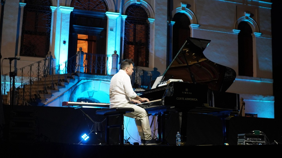 Paolo Buonvino incanta Fiesso Umbertiano: in piazza musica e dialogo su pace e umanità - 