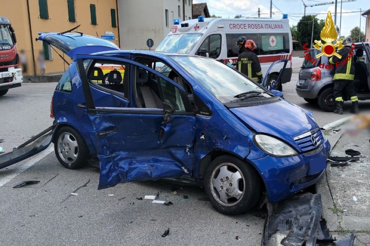 Scontro tra due auto a Varmo: persona incastrata nell’abitacolo - 