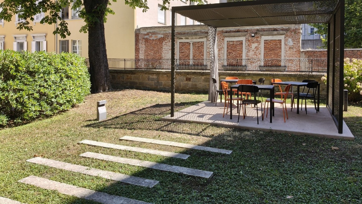 Biblioteca Stelio Crise di Trieste, nuovo spazio lettura in giardino e orari estivi invariati - 