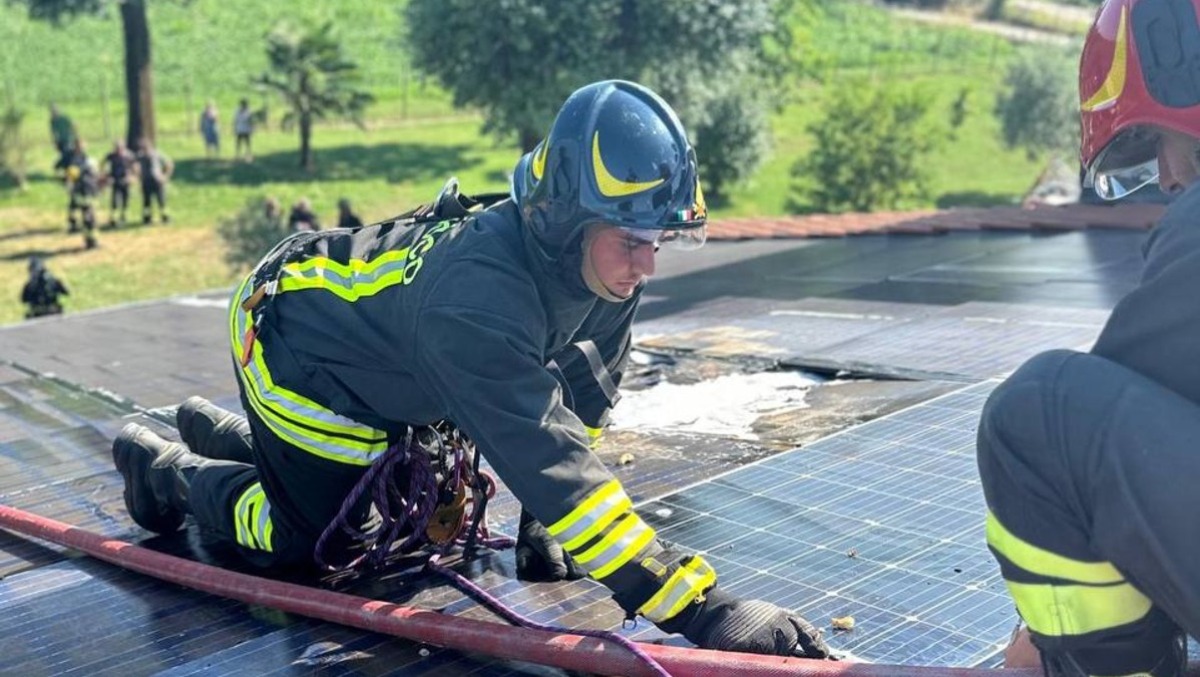 Ancora pannelli fotovoltaici in fiamme: paura in una casa a Silea | VIDEO - FOTO
