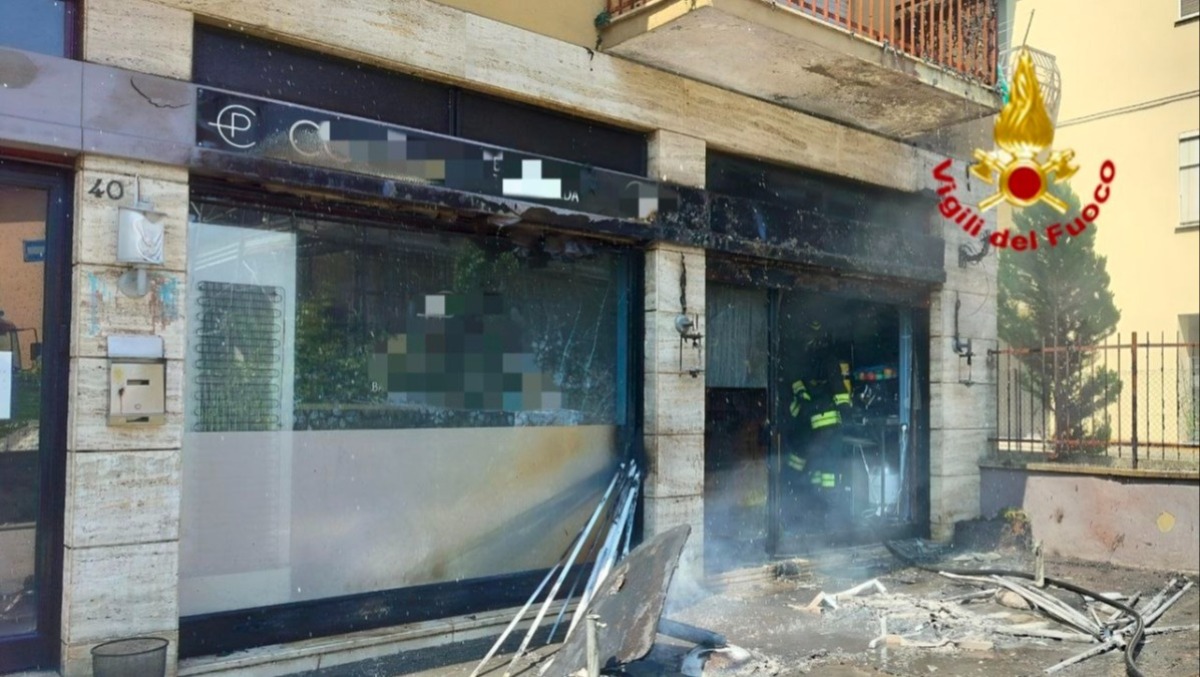 Bar avvolto dal fumo e dalle fiamme: residenti dell'edificio evacuati - 