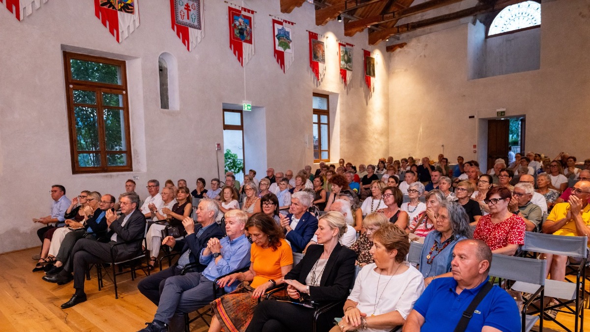 Mel, auditorium pieno per i video sulle chiese della Val Belluna: elogio del vescovo Battocchio - 