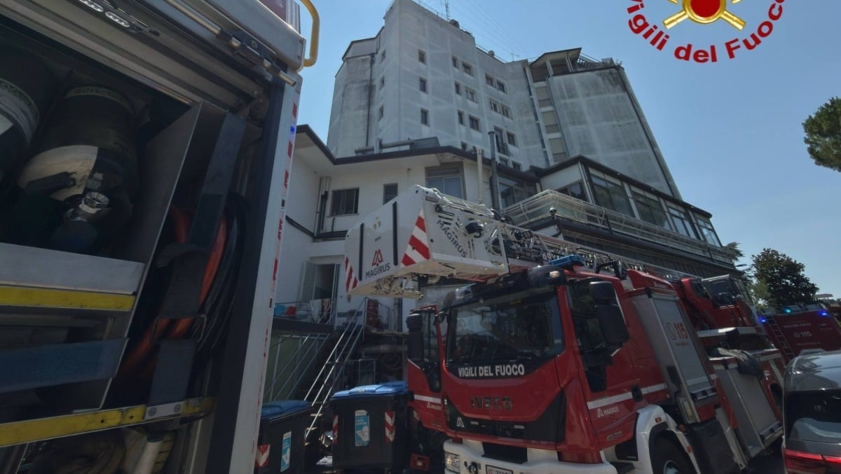 Abano Terme, incendio in hotel ai piani alti: tre ore di intervento e struttura in sicurezza