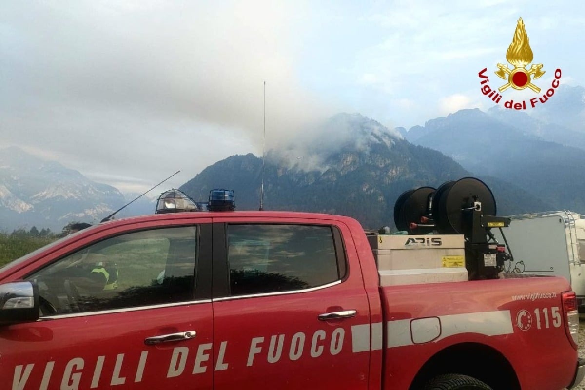 Claut, notte di lavoro sul Monte Piolsa: il rogo si ferma prima delle case