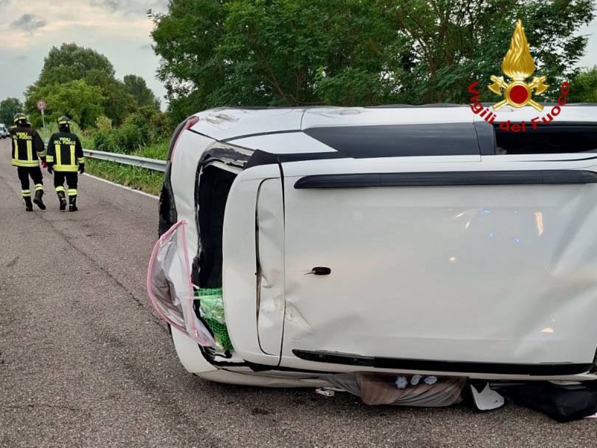 Auto si ribalta dopo lo scontro: bimba di 2 anni finisce in ospedale - 