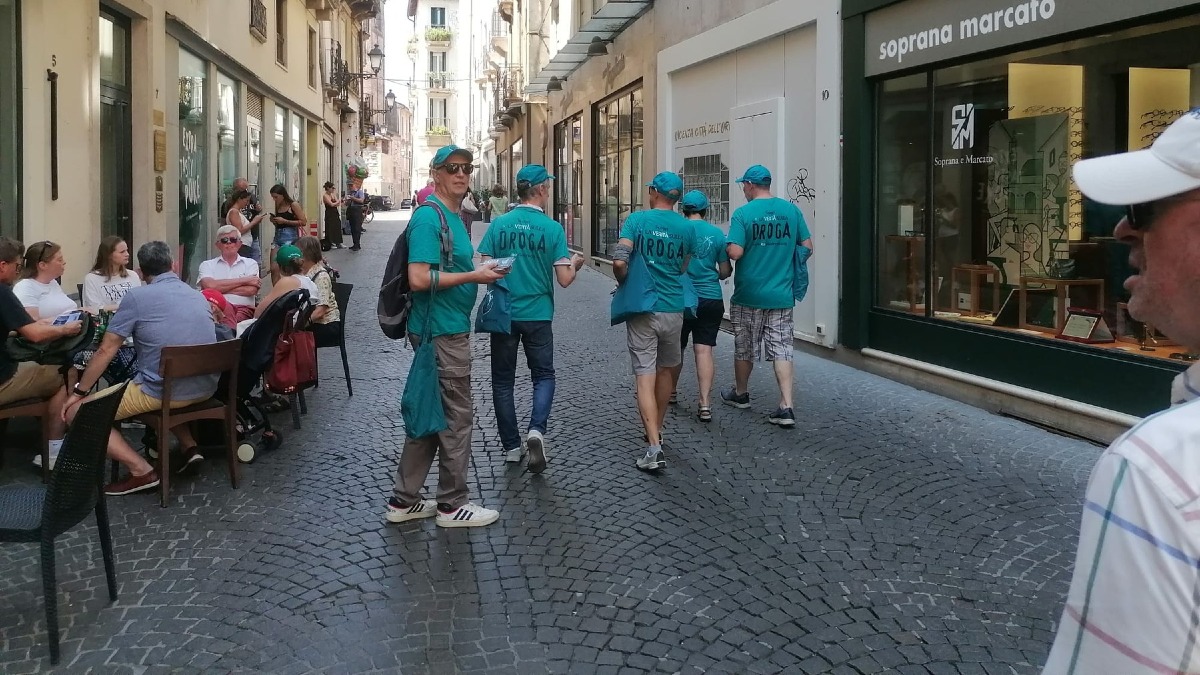 Centinaia di opuscoli sulla droga distribuiti nel centro storico di Vicenza - 