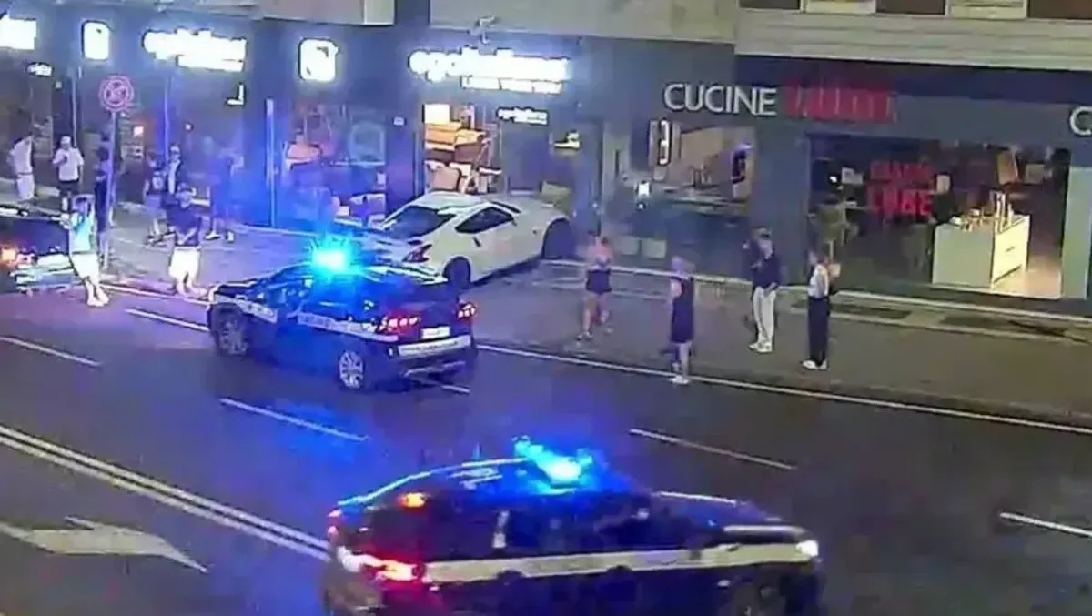 Verona, auto con targa tedesca finisce contro la vetrina di un negozio all’alba - 