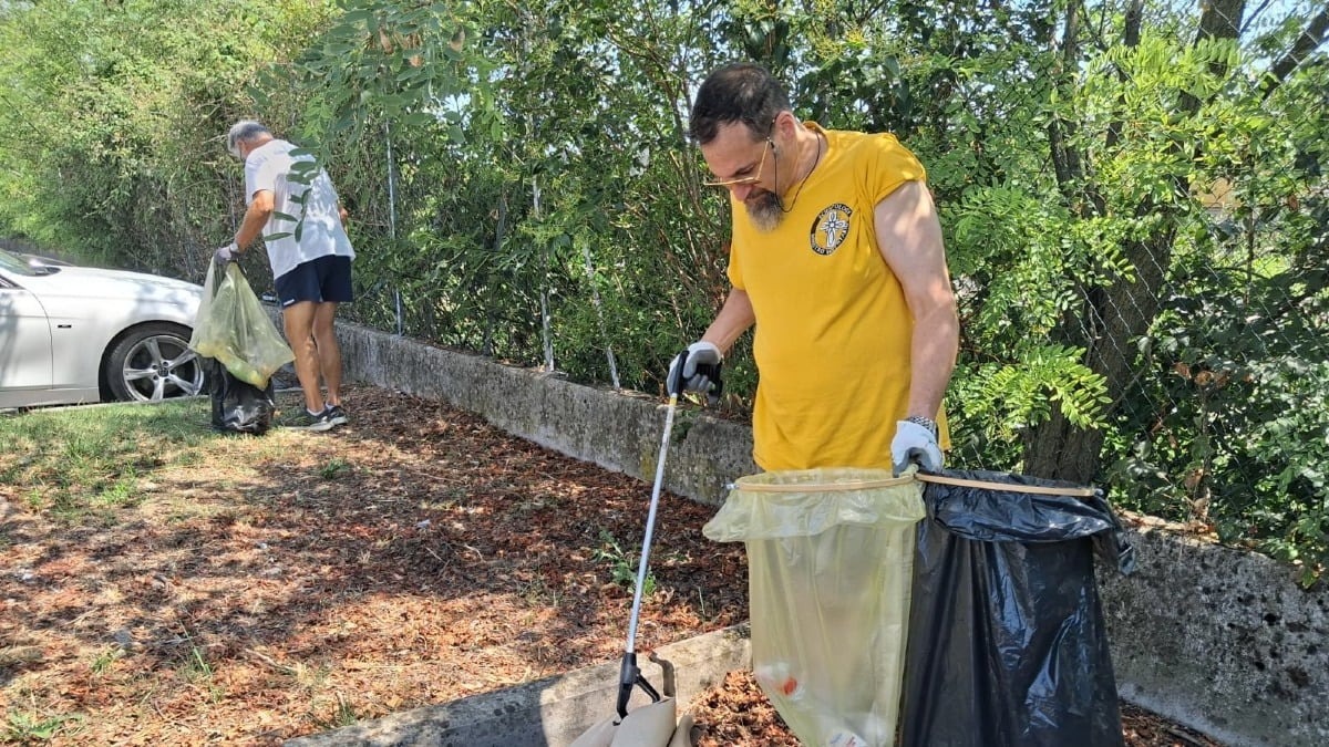 Via Volt De Querini, ripulito il perimetro dell’area negozi: rimossi 37 chili di scarti - 