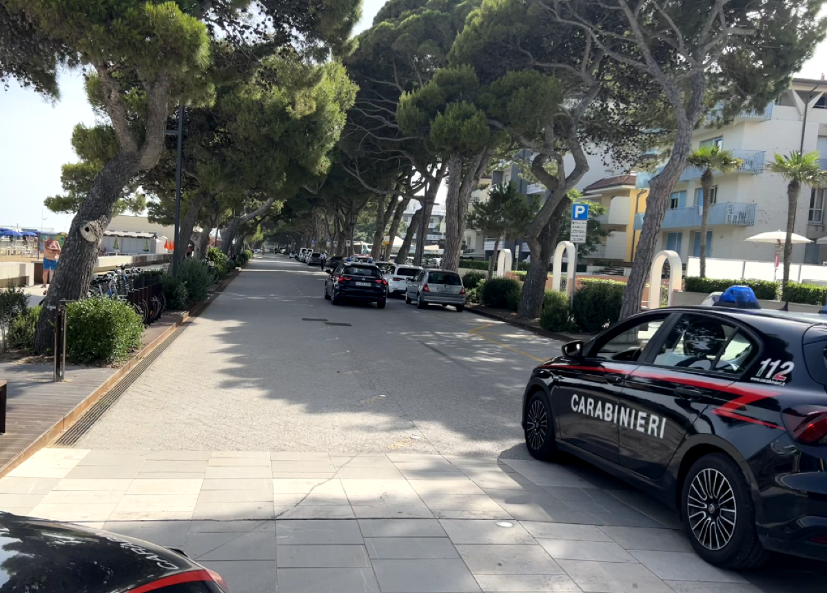 Ruba una borsa sotto l’ombrellone a Lignano: denunciato dopo gli acquisti con la carta - 