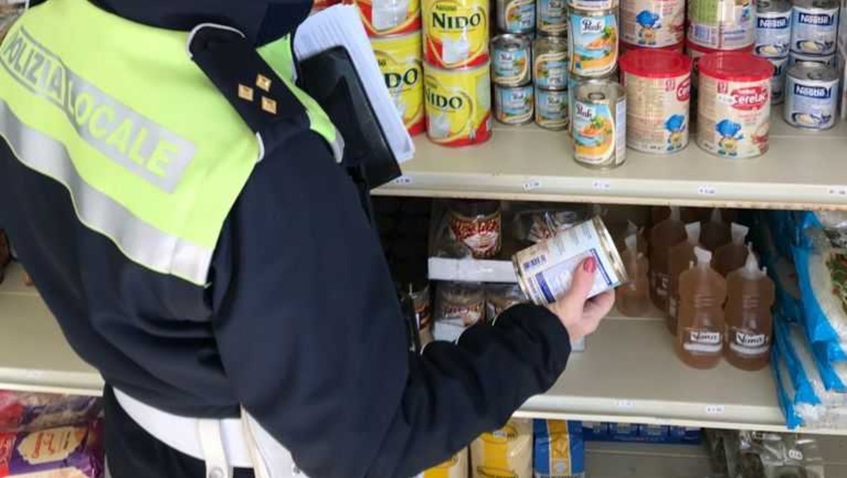 Cibi e bevande irregolari nei negozi di stranieri: sequestri e multe a Monfalcone - 