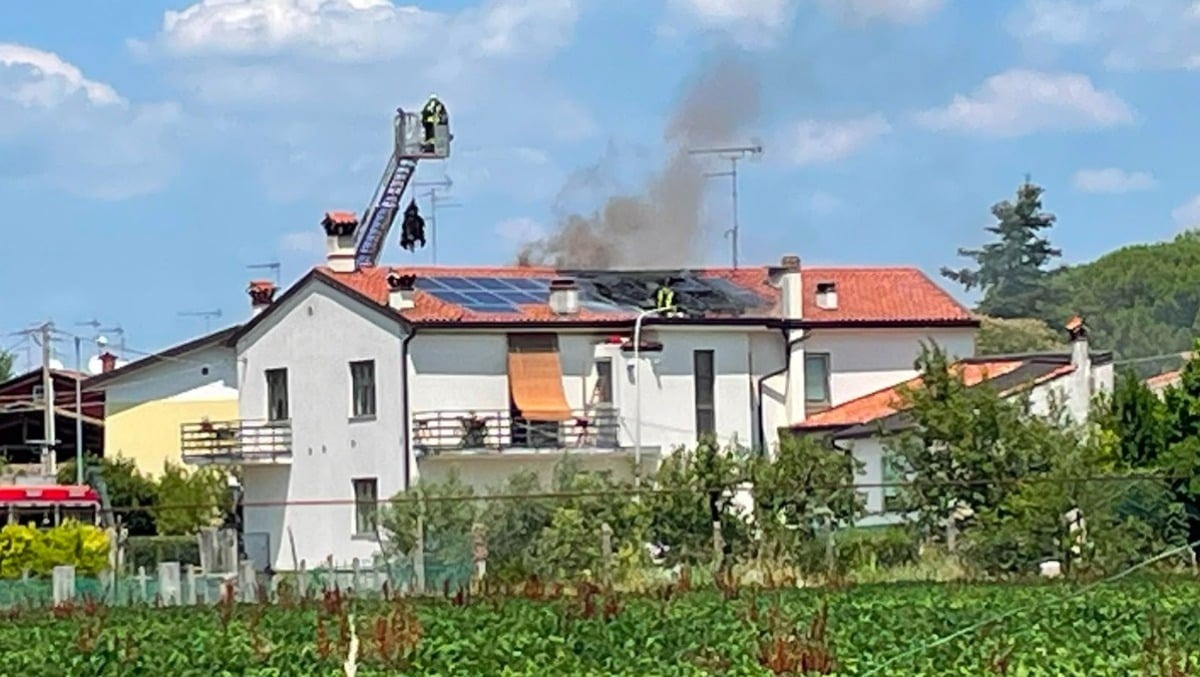 Staranzano, incendio sul tetto in via San Giorgio: famiglia fuori casa e traffico bloccato - 