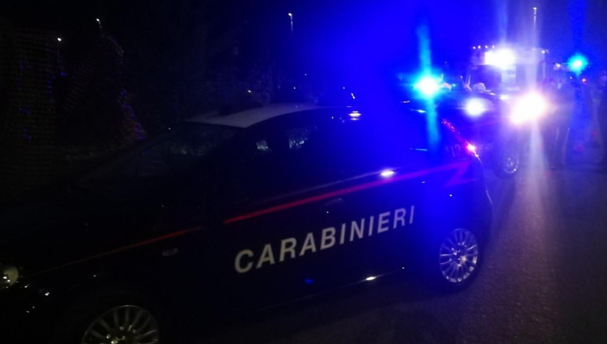 Folle rissa davanti alla Caritas: uomo preso a calci e pugni mentre è a terra - 