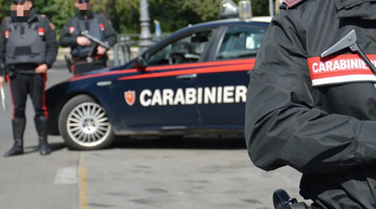 Paura in pieno centro: 30enne spara dalla finestra verso il condominio di fronte e colpisce una donna - 