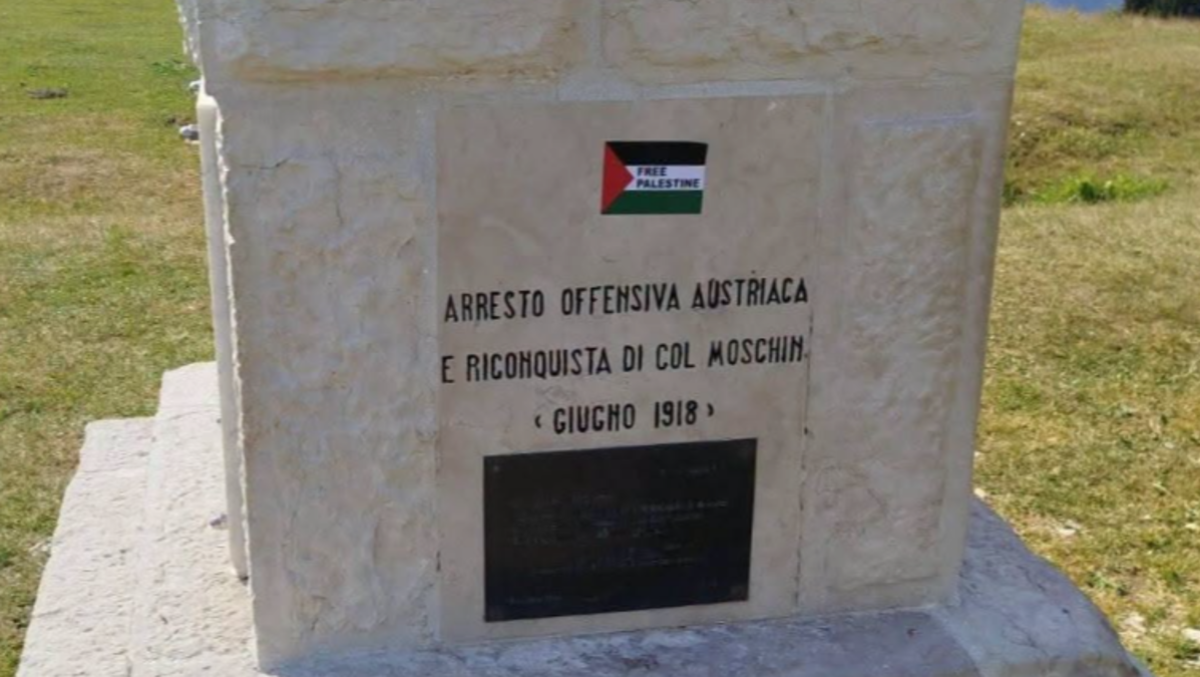 “Free Palestine” sul monumento della Prima guerra mondiale: scoppia la polemica - 