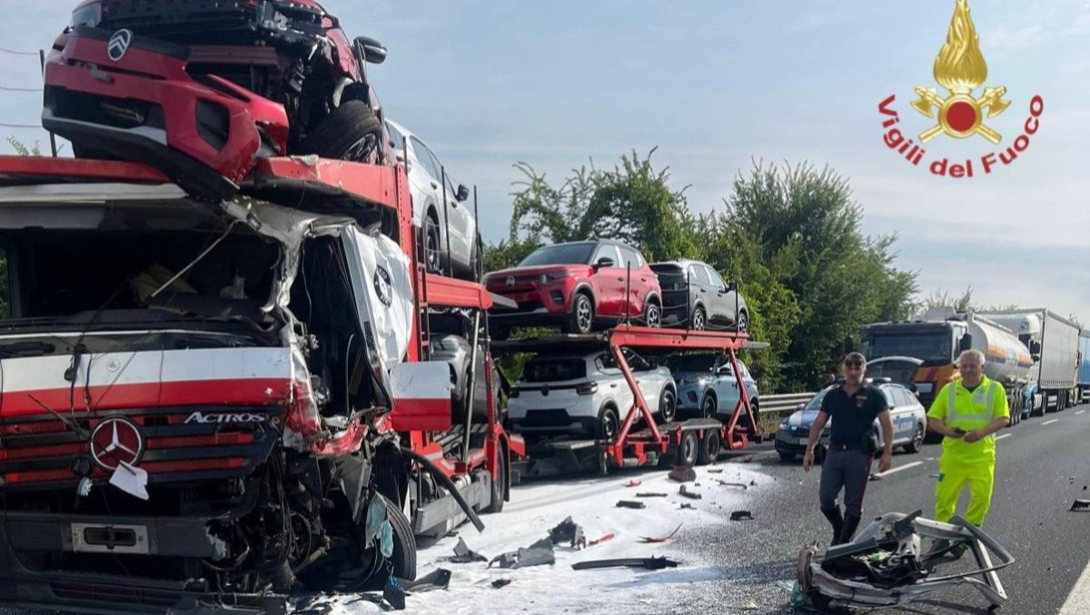 Maxi incidente sull’A4, scontro tra tre camion: autista intrappolato | FOTO - 