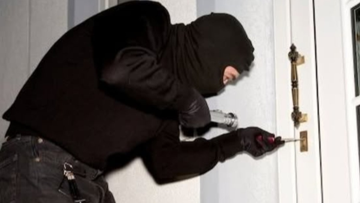 La nuova tecnica dei ladri: tentano di sciogliere la serratura con l’acido nitrico - 