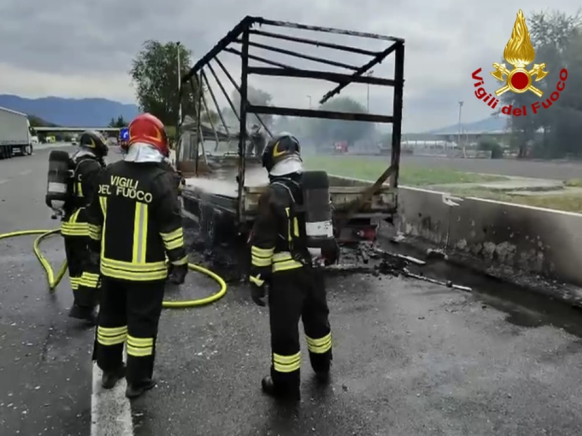 Incendio in autostrada a Gorizia: furgone divorato dal fuoco - 