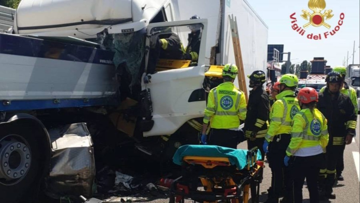 Schianto tra mezzi pesanti sulla tangenziale di Mestre: camion frigo distrutto | FOTO - 