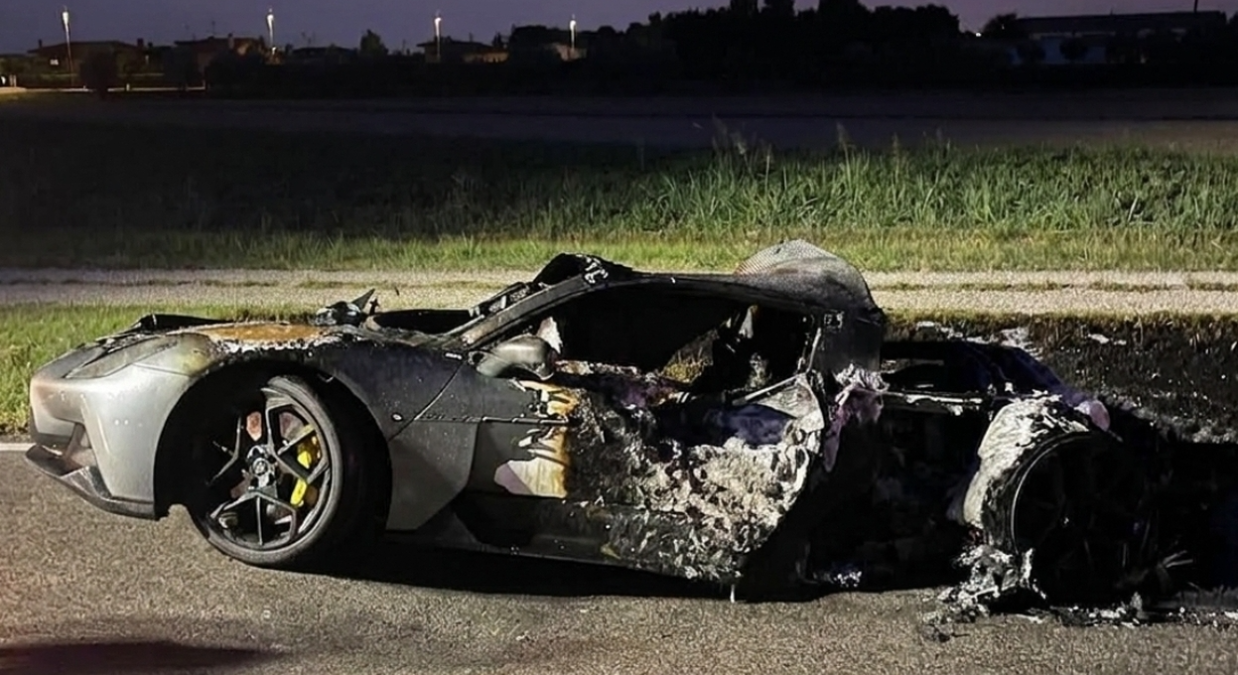 Vede il fumo uscire dal motore e accosta: Maserati distrutta dalle fiamme - 