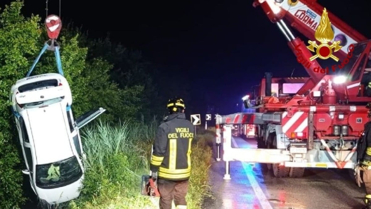 Chions, auto rovesciata in un canale lungo la Provinciale 1: conducente recuperato nella notte - 