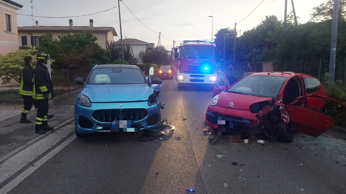 Invade la corsia opposta e si scontra con una Maserati: morta una donna - 