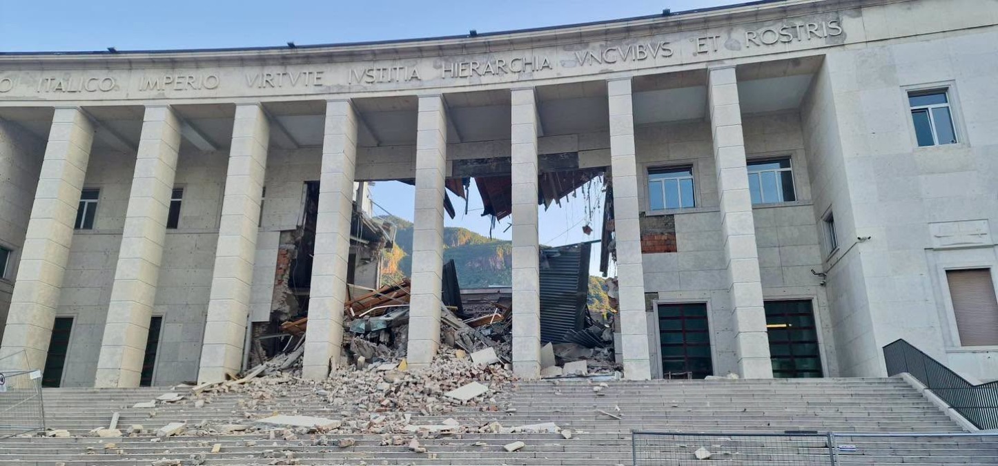Crolla il tetto del Tribunale di Bolzano: ferita un'addetta alle pulizie | FOTO - 
