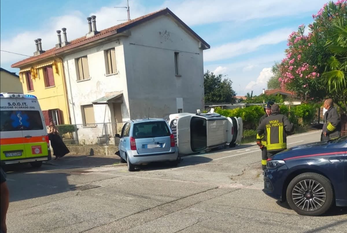 Incidente all’incrocio a Manzano: due bambini estratti dall’auto ribaltata - Foto Silvano Azzano 