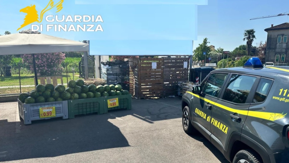 Carne scaduta e frutta e verdura marce in vendita: sequestrate oltre 3 tonnellate di alimenti | VIDEO - 