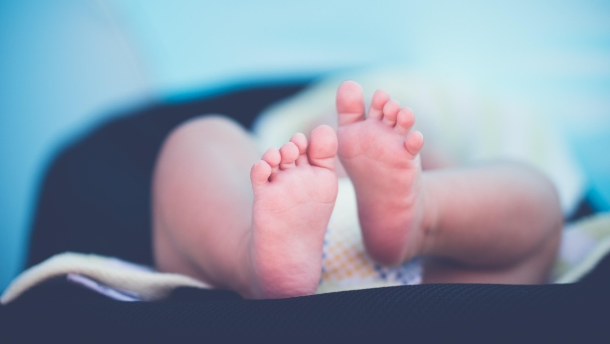 Seviziò il figlio neonato per ottenere il sussidio: padre 23enne condannato a 8 anni - 
