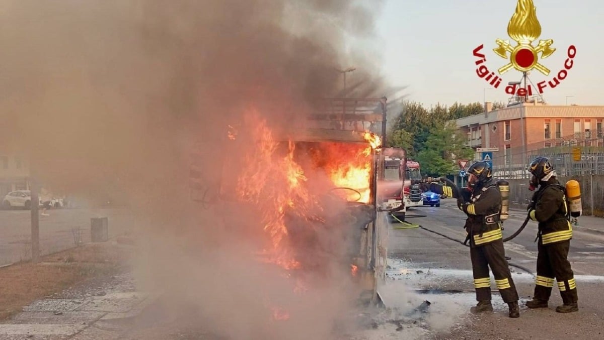 Autocarro in fiamme davanti alla caserma dei Carabinieri: Vigili del fuoco in azione - 
