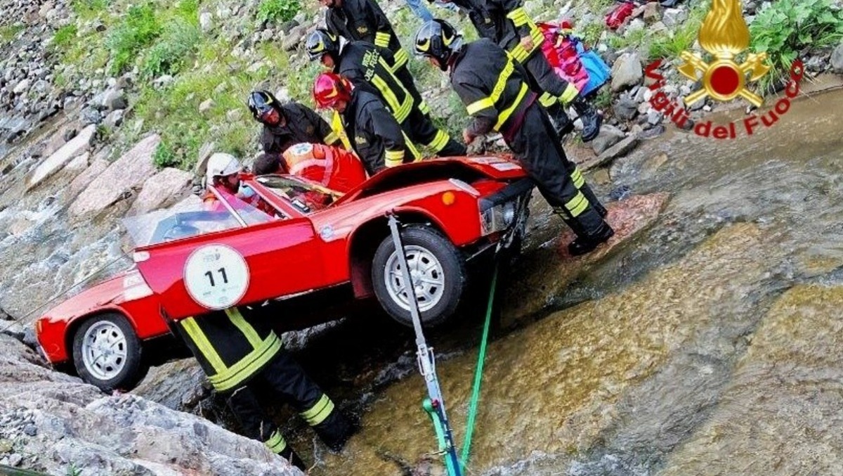 Esce di strada con l'auto d'epoca: Porsche 914 finisce nel greto del torrente | FOTO - 