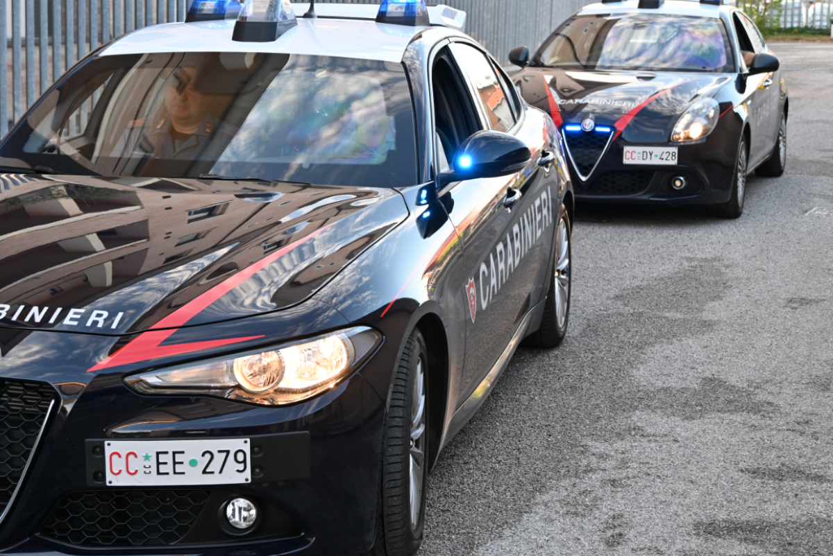 Codroipo, tira un pugno in faccia alla titolare del bar e poi aggredisce i Carabinieri - 