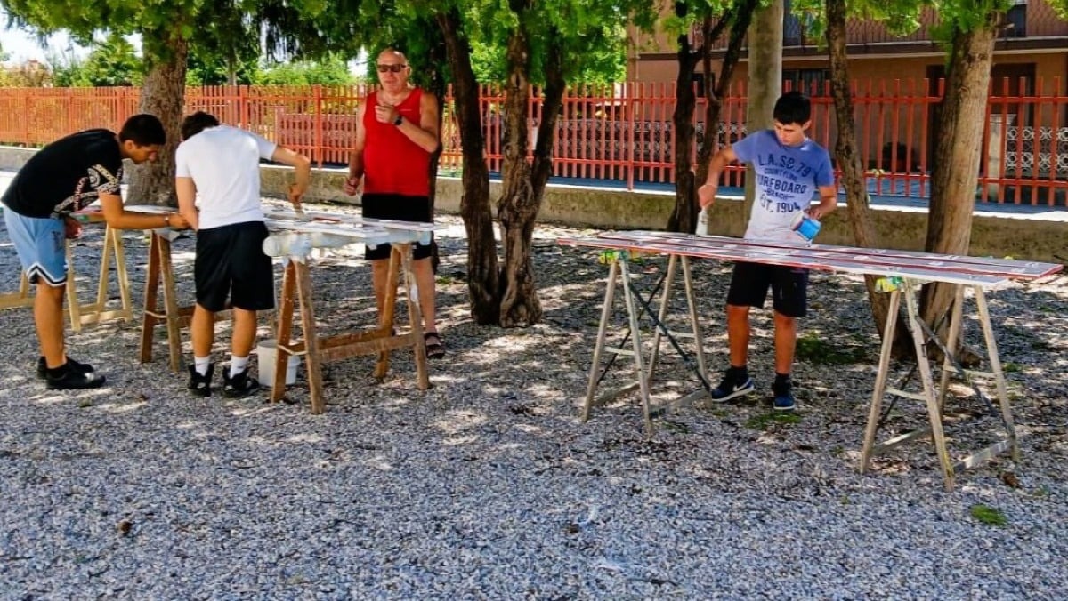 A Pinidello due settimane di lavori in classe e in giardino: i giovani ridanno volto alla primaria - 