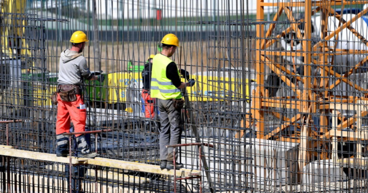 Follia in un cantiere edile in FVG: due operai accoltellati da un giovane - 