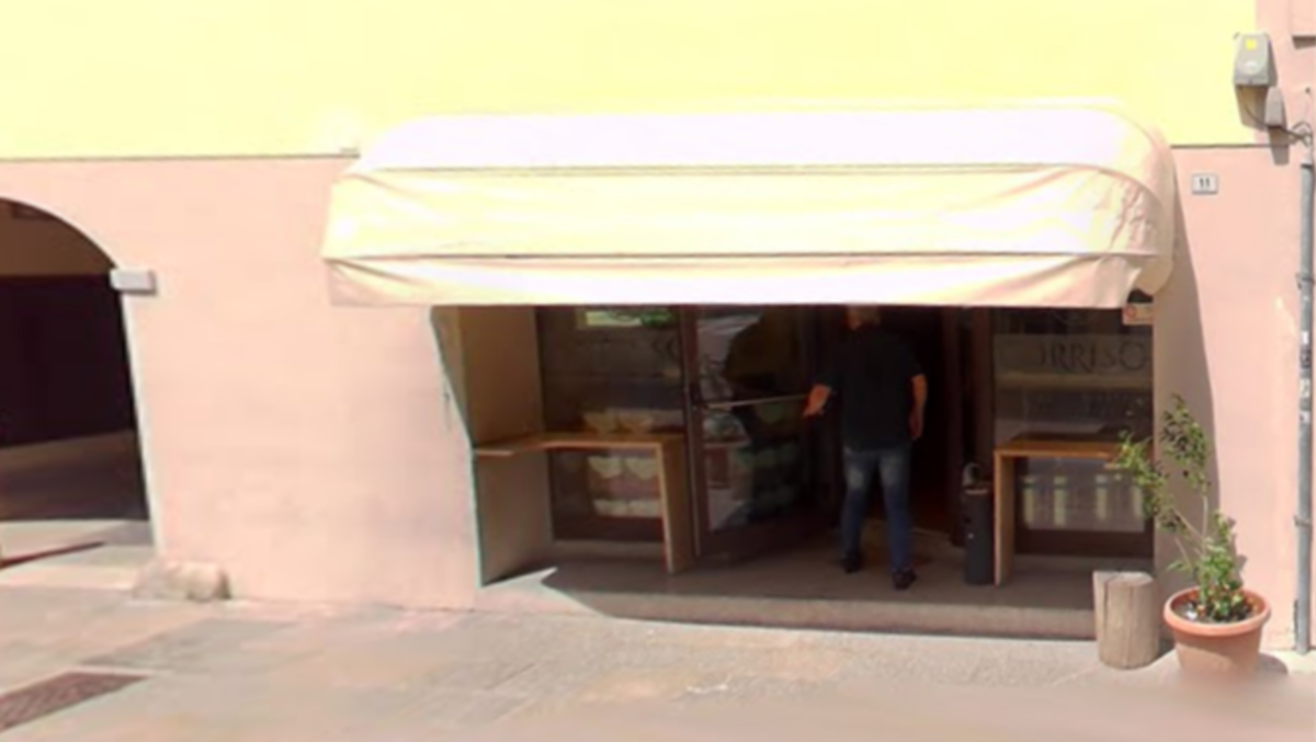 Il racconto della titolare del bar di Codroipo: «Mi ha schiaffeggiata fino a farmi perdere i sensi» - L'esterno dell'Enoteca-bar Sorriso
