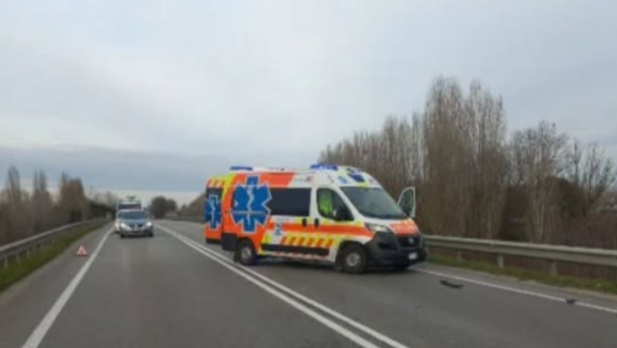 Incidente tra moto e bici sulla SS16 Adriatica: strada chiusa, due persone gravissime - Immagine di repertorio